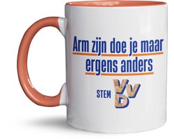 NietMokken.nl - Grappige Mok – VVD Mok "Arm zijn doe je maar ergens anders" – Politieke Humor – 325 ml Keramische Koffiemok – Inclusief Gratis NietMokken® Viltje – Aan Beide Zijden Bedrukt