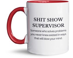 NietMokken.nl - Kantoor Mok – SHIT SHOW SUPERVISOR – Grappige mok met tekst – Gratis NietMokken® viltje – Cadeau voor baas, collega, directeur, directrice of teamleider – Koffiemok 325ml – Keramiek – Aan beide zijden bedrukt – Humor voor op kantoor