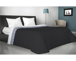 Nieuwe grijze sprei voor lente en tweepersoonsbed