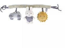 Nijntje Wagenspanner – Miffy - Zachte speelgoedhanger met Nijntje, auto & zon – Stimuleert zintuigen en motoriek – Makkelijk te bevestigen aan kinderwagen of maxicosi – Ideaal voor onderweg – Vanaf geboorte – Speelplezier voor baby’s
