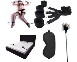 Nince BDSM Bed Bondage Set Voor Onder het Bed Door - Met Extra Zachte Pluche Voering en Klittenband - Verstelbare Maat - Handboeien & Enkelboeien - Past Op Elke Matras of Bed - Vastbinden - Kinky - Kleur Zwart - Discreet Verpakt!