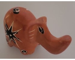 Nog meer sfeer in uw woonomgeving met deze prachtig handgemaakte mini olifant! Een bijzondere olifant gemaakt van speksteen, een zachte natuursteen. Vind een gezellig plekje in je huis, serre/tuinkamer of de werkkamer. Voor uzelf of als cadeau.