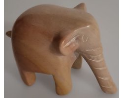 Nog meer sfeer in uw woonomgeving met deze prachtig handgemaakte olifant! Een bijzondere olifant gemaakt van speksteen, een zachte natuursteen. Vind een gezellig plekje in je huis, serre/tuinkamer of in de werkkamer. Voor uzelf of als cadeau.
