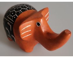 Nog meer sfeer in uw woonomgeving met dit prachtig handgemaakte olifantje! 3 x 7 x 4,5cm. Een bijzonder olifantje gemaakt van speksteen, een zachte natuursteen. Vind een gezellig plekje in je huis, serre/tuinkamer of bijvoorbeeld in de werkkamer.