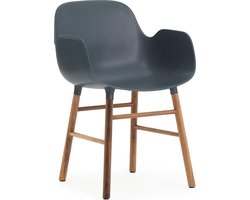 Normann Copenhagen Form Armchair - Stoel - Blauw met walnoten onderstel