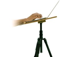 NOT A DESK Belgische Bureau en Laptop Standaard - Sit Sta Bureau - Verhoger - Standaard - FSC Bamboe - Laptophouder - Laptop tafel - Houder - Thuiswerken, op Kantoor & Buiten - Meer Energie & Productiviteit - Verstelbaar bureau met statief of tripod