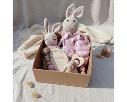 Nuvinokids Kraamcadeau Set Bunny - 6-delig Handgemaakt 100% Katoen - Kraamcadeautje - Babyshower Cadeau - Geboortecadeau - Babygeschenkset - Newborn Cadeau - Rammelaar - Knuffel - Speenkoord - Slofjes - Peuter - Kind - Jongen - Meisje - Unisex
