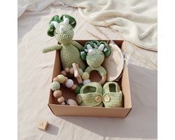 Nuvinokids Kraamcadeau Set Dino - 6-delig Handgemaakt 100% Katoen - Kraamcadeautje - Babyshower Cadeau - Geboortecadeau - Babygeschenkset - Newborn Cadeau - Rammelaar - Knuffel - Speenkoord - Slofjes - Peuter - Kind - Jongen - Meisje - Unisex