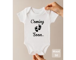 Ohana Advent® Coming Soon – Baby Romper met tekst – Newborn Maat 50 – 0-1 Maand – Zwangerschapsaankondiging & Kraamcadeau – 100% Katoen – 260gsm Premium katoen