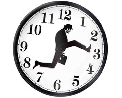 OmGoods - Dailygoody - Wandklok - Geïnspireerd door Britse Comedy - Humoristisch Design - Zwart - Stil en Mute - Perfect voor Thuis en Kantoor - 25.4 cm