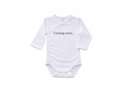 Omslag Romper Baby – Coming soon– Geborduurd – Newborn Cadeau – Unisex / Romper zwangerschapsaankondiging – Unisex babykleding - omslagromper - 100% katoen - baby aankondiging - originele zwangerschaps reveal