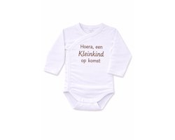 Omslag Romper Baby – Hoera een kleinkind op komst – Geborduurd – Newborn Cadeau – Unisex / Romper zwangerschapsaankondiging – Unisex babykleding - omslagromper - 100% katoen - baby aankondiging - originele zwangerschaps reveal
