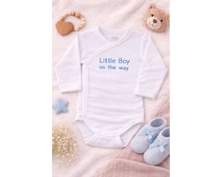 Omslag Romper Baby – Little boy on the way… – Zwangerschap Aankondiging – Jongen – Geborduurd – Newborn Cadeau – Unisex babykleding - omslagromper - 100% katoen - baby aankondiging - originele zwangerschaps reveal