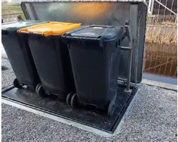 Ondergronds opberg systeem voor 3 afvalcontainers of twee fietsen/ kleine motor