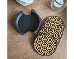 Onderzetter set hexagon - onderzetters - hexagon - set met houder - 4 stuks - cadeau - verjaardag - samenwonen - zwart/goud - woonkamer - tafelaccessoires