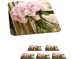 Onderzetters voor glazen - Een boeket van roze rozen op een houten bank - 10x10 cm - Glasonderzetters - 6 stuks