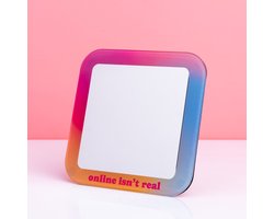 Online Isn't Real spiegel van Fisura