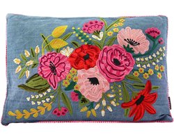 Only Natural - Sierkussen denim blauw met grote bloemen in rood, roze 60x40cm