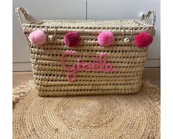 Opbergmand – Speelgoedmand – 60cm - Speelgoedkoffer – Koffer - Rieten mand - Speelgoed - Opbergen - Mand met naam - Pompon - Wol – Geschenk – Sint – Kerst – Verkleedkoffer - Kinderkamer - Gepersonaliseerd - Handgemaakt - Decoratie - Geboorte - Cadeau