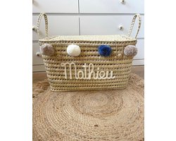 Opbergmand – Speelgoedmand – 60cm - Speelgoedkoffer – Koffer - Rieten mand - Speelgoed - Opbergen - Mand met naam - Pompon - Wol – Geschenk – Sint – Kerst – Verkleedkoffer - Kinderkamer - Gepersonaliseerd - Handgemaakt - Decoratie - Geboorte - Cadeau