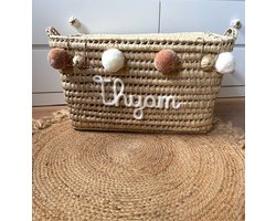 Opbergmand – Speelgoedmand – 60cm - Speelgoedkoffer – Koffer - Rieten mand - Speelgoed - Opbergen - Mand met naam - Pompon - Wol – Geschenk – Sint – Kerst – Verkleedkoffer - Kinderkamer - Gepersonaliseerd - Handgemaakt - Decoratie - Geboorte - Cadeau