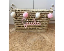 Opbergmand – Speelgoedmand – 60cm - Speelgoedkoffer – Koffer - Rieten mand - Speelgoed - Opbergen - Mand met naam - Pompon - Wol – Geschenk – Sint – Kerst – Verkleedkoffer - Kinderkamer - Gepersonaliseerd - Handgemaakt - Decoratie - Geboorte - Cadeau