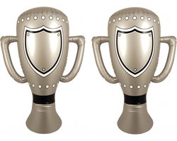 Opblaasbare winnaars trofee - 2x stuks - 60 cm - zilver - Feestartikelen voor supporters - bokaal