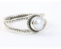 Opengewerkte zilveren ring met parel - maat 20