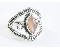 Opengewerkte zilveren ring met perzik maansteen - maat 20