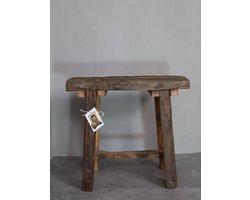 Oud stoer houten krukje donkerbruin oud hout ruw houten krukje