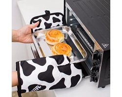 Ovenwanten Koeien Print - Dierenprint - Koeienhuid - Pannenlap - Oven - Warmtebestendig - Hittebestendig - Keuken - Koken - Pannenlappen en Ovenwanten - Pannenlappen Set - 2 Stuks - Ovenhandschoenen - Cow - Pot Pad - Oven Glove