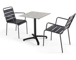 Oviala - Een tuintafel met licht betonnen laminaat en 2 grijze fauteuils - Opéra
