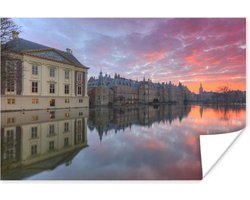 Paars lucht boven de parlementsgebouwen in de Nederlandse stad Den Haag Poster 30x20 cm - klein - Foto print op Poster (wanddecoratie woonkamer / slaapkamer)