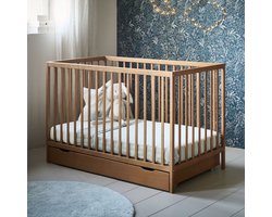 Petite Amélie ® Ledikant - 60 x 120 cm - Lattenbodem instelbaar in 3 hoogtes - Geschikt tot ongeveer 2 jaar - Stevig Bed dankzij Massief Hout & Sterk Plaatmateriaal - Walnoot