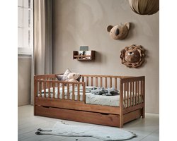 Petite Amélie Peuterbed 140x70 cm - Walnootkleur (Premium) Kinderbed - Creëer een Veilige & Stijlvolle Slaapomgeving - Voor Kleintjes die Hun Ledikant Ontgroeid Zijn - Plume Collectie