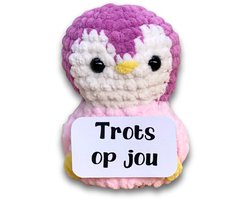 Pien de roze Pinguin– Handgemaakt Decoratief accessoire – “Trots op jou” – 13 cm – Motivatie cadeau