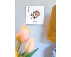 Pioenroos - ABC tegeltje Bloemen - Keramiek met Handgetekende Illustratie - Tegeltje met tekst - Wanddecoratie - Woondecoratie - Relatiegeschenk - Souvenir - 10,8 x 10,8 cm