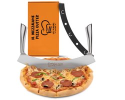 Pizzasnijder XL 35,5 cm RVS — Wiegemes / Mezzaluna met Dubbel Handvat — Extra Scherp Pizza Mes voor Grote Pizza's, Kruiden, Groenten & Taarten — Inclusief Beschermhoes — Belgisch Merk Les Plaisirs du Chef