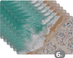 Placemat - Placemats kunststof - 45x30 cm - Zee - Strand - Parasols - Zomer - 6 stuks - Borden onderleggers antislip - Tafel decoratie - Luxe tafelversiering - Tafelmat vinyl - Bord onderlegger - Tafeldecoratie accessoires
