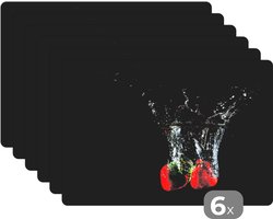 Placemat - Placemats kunststof - Aardbeien - Fruit - Water - Zwart - Rood - 45x30 cm - 6 stuks - Hittebestendig - Anti-Slip - Onderlegger - Afneembaar