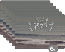 Placemat - Placemats kunststof - 'Focus on the goods' - Spreuken - Quotes - 45x30 cm - 6 stuks - Hittebestendig - Anti-Slip - Onderlegger - Afneembaar
