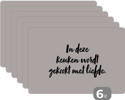 Placemat - Placemats kunststof - Quote - In deze keuken wordt gekookt met liefde - Taupe - 45x30 cm - 6 stuks - Hittebestendig - Anti-Slip - Onderlegger - Afneembaar