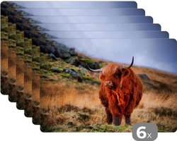 Placemat - Schotse Hooglander - Gras - Stenen - 45x30 cm - 6 stuks - Hittebestendig - Anti-Slip - Onderlegger - Afneembaar