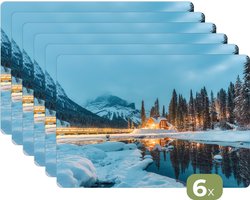 Placemats - 6 stuks - 45x30 cm - Placemat kunststof - Winterlandschap - Natuur - Huis - Bergen - Sneeuw - Borden onderleggers - Decoratie voor op tafel - Keuken tafeldecoratie accessoires - Vinyl onderlegger - Tafelversiering