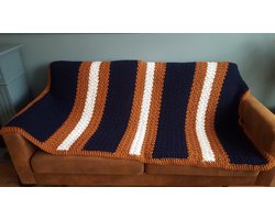 Plaid grote woondeken grand foulard gehaakt in donkerblauw roestbruin en creme gestreept afm: 170 x 100 cm handgemaakt