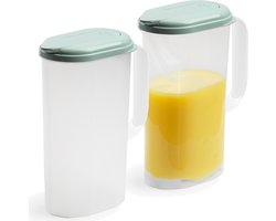 Plasticforte Waterkan met deksel - 2x stuks - 2 liter - groen/ transparant - kunststof - smalle schenkkan die in de koelkastdeur past