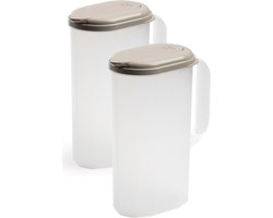 Plasticforte Waterkan met deksel - 2x stuks - 2 liter - taupe/ transparant - kunststof - smalle schenkkan die in de koelkastdeur past