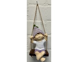 Polyresin deco hangend kind op schommel "jongen" - paars - hoogte 28x12x10 cm - ophangtouw - Voor binnen of buiten - Tuinaccessoires - Woonaccessoires