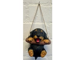 Polyresin hangend (tuin) dier "hond" - zwart + bruin - hoogte 15x10x8 cm - ophangtouw - Voor binnen of buiten - Tuinaccessoires - Woonaccessoires