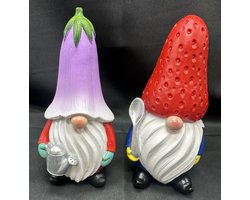 Polyresin tropische (tuin) kabouters " Kabouter met paarse bloem muts met gieter en Kabouter met aardbei muts en lepel " - Set van 2 stuks - meerkleurig - Hoogte 13 x 8 x 6 cm - Woonaccessoires - Tuinaccessoires - Tuindecoratie